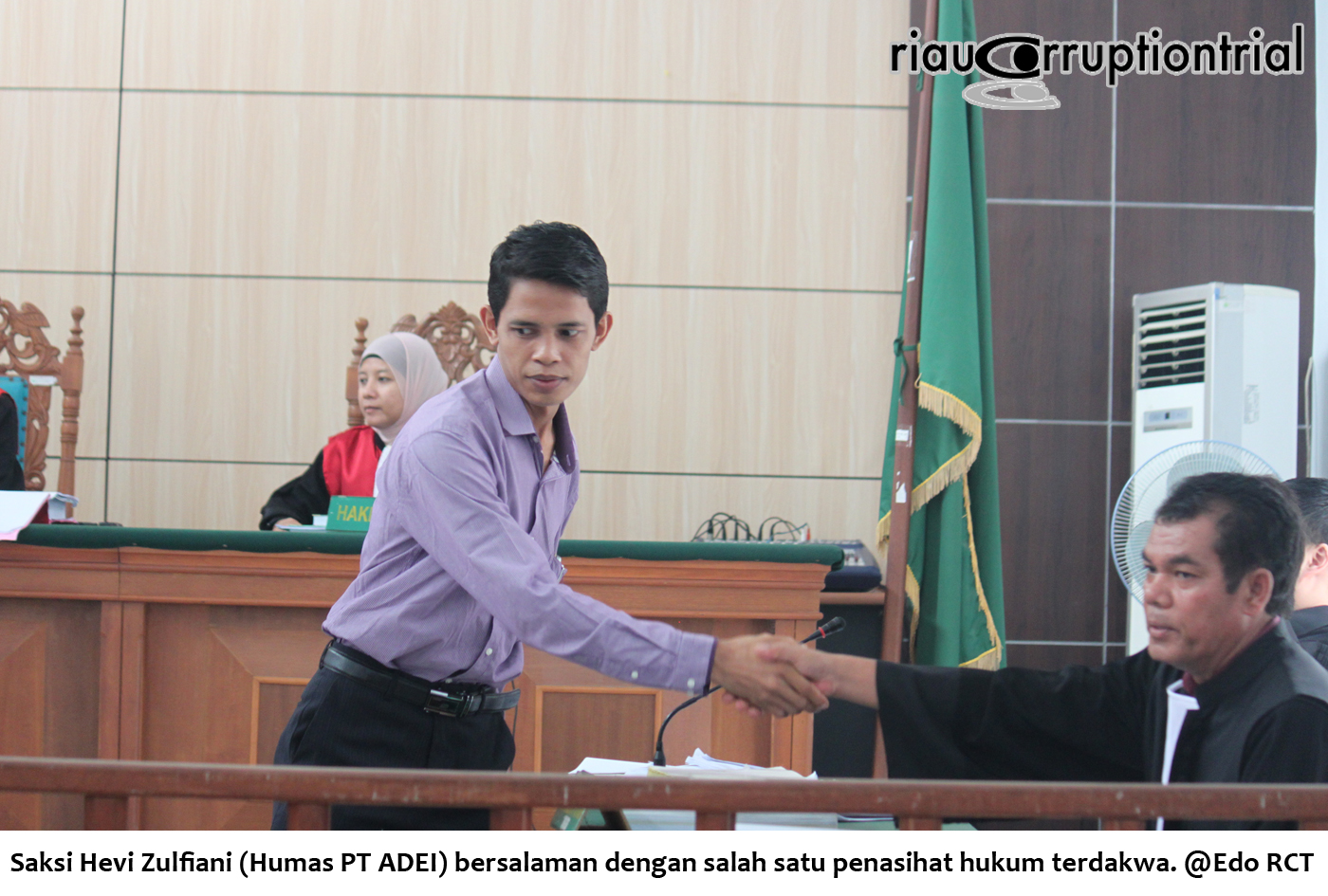 Saksi Hevi Zulfiani Humas PT ADEI bersalam dengan salah satu PH terdakwa