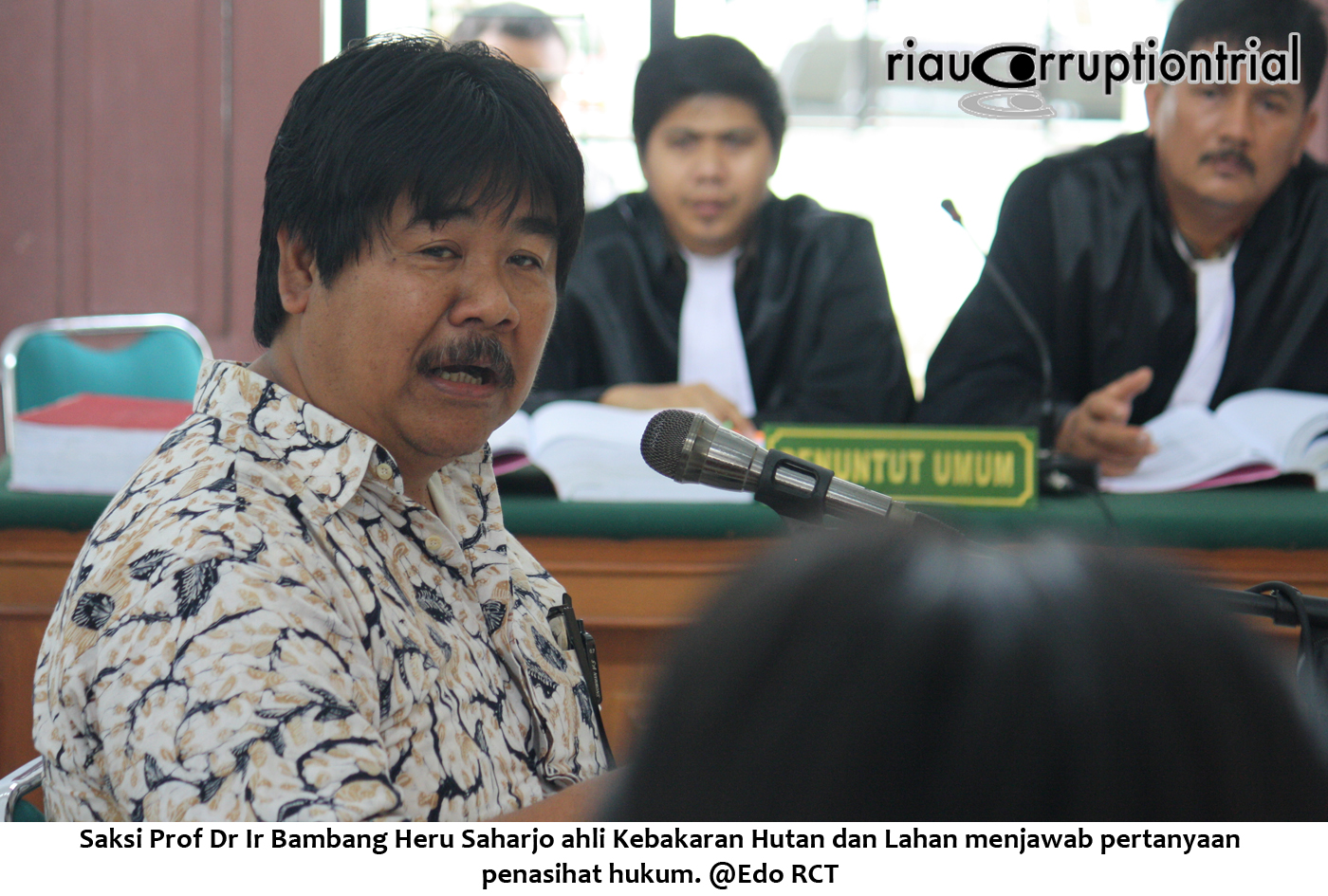 Saksi Prof Dr Ir Bambang Heru Saharjo ahli kebakaran hutan dan lahan menjawab pertanyaan PH