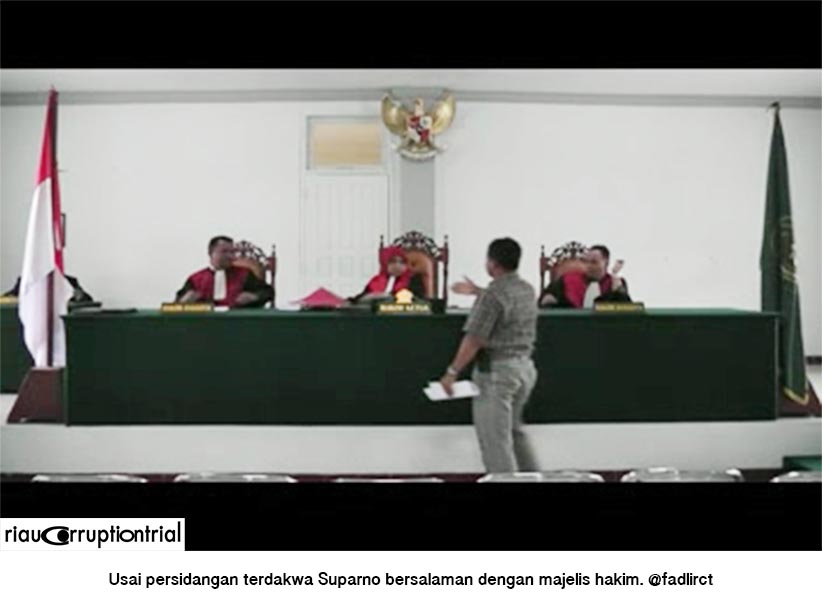 terdakwa suparno bersalaman